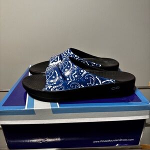 OOFOS - Blue Bandana Print Slide Sandals